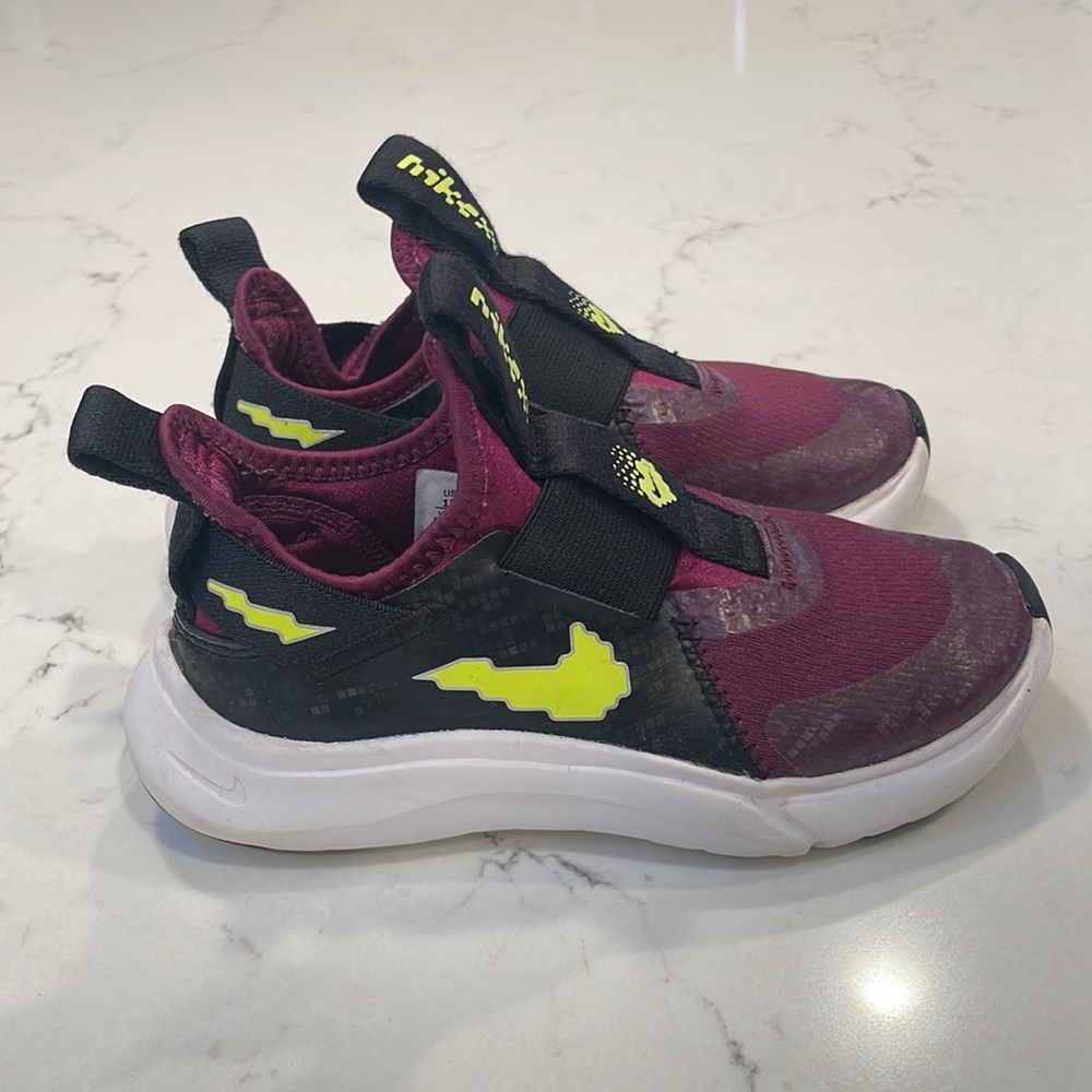 *SOLD* Girls nike flex runner shoes.